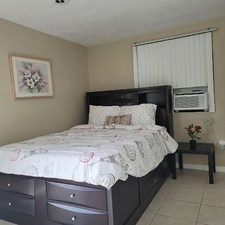 Entire Guesthouse 5 Mins To Siesta Key & Downtown 사라소타 외부 사진